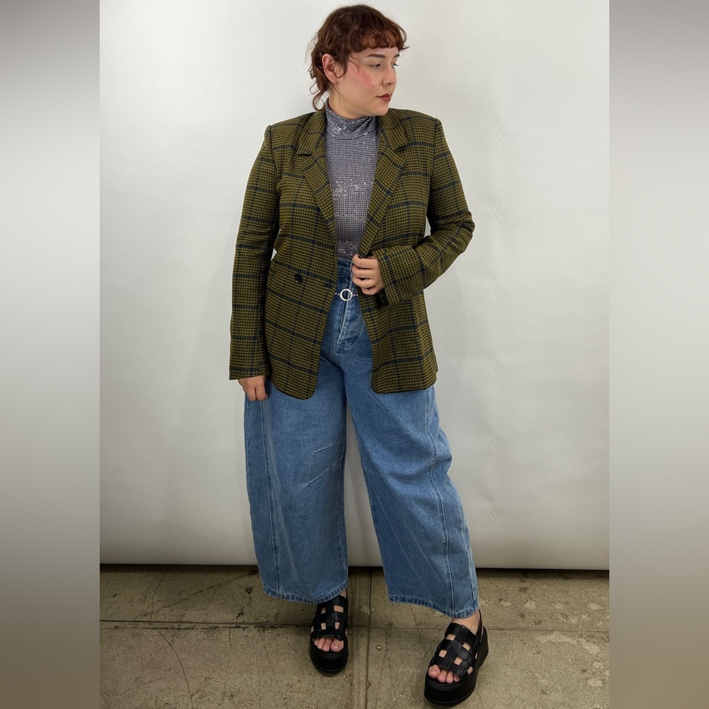 V. LOOK BOOK - Picture 2 of 15
